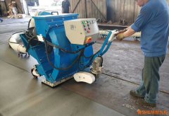 東營(yíng)客戶購(gòu)買(mǎi)的移動(dòng)式拋丸機(jī)清理鋼板鐵銹